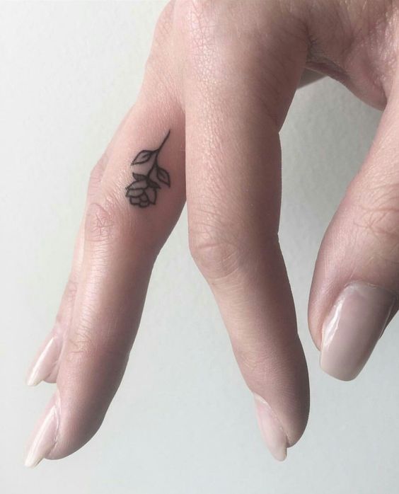 tatouage En Forme De Rose Sur Le Doigt