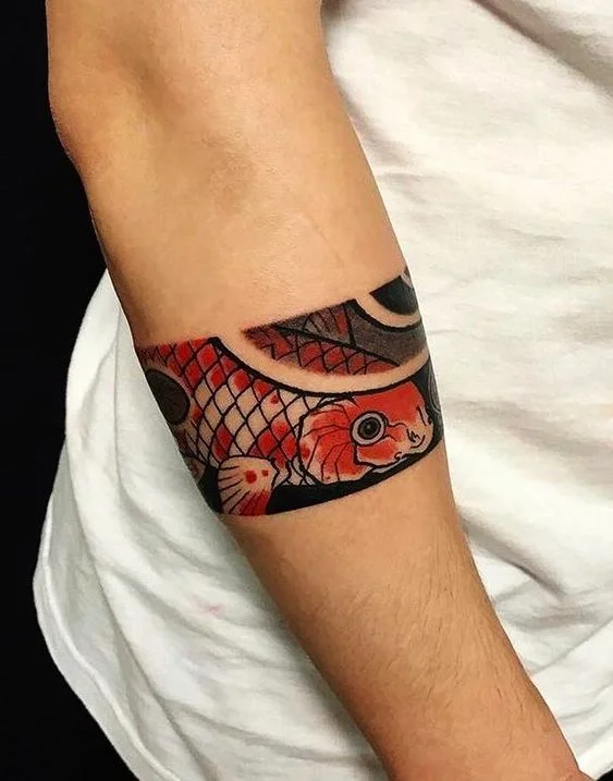 manche de tatouage de poisson koi pour les filles