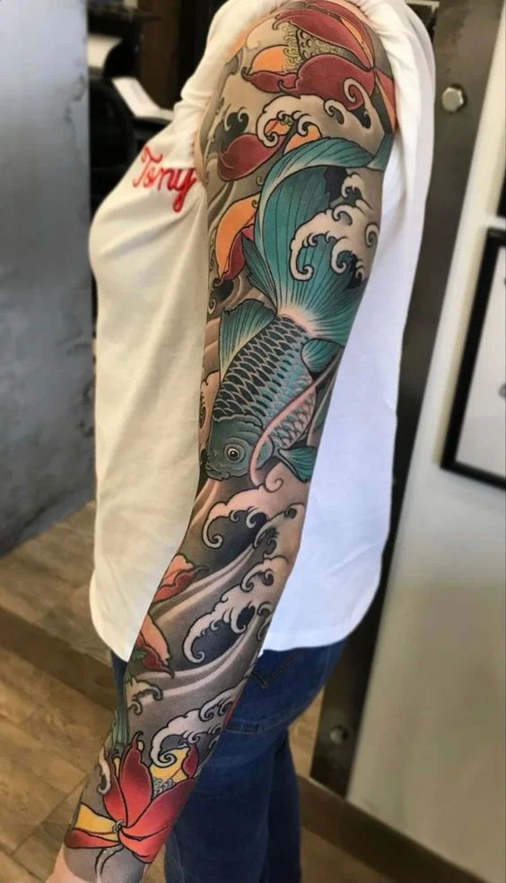 manche de tatouage de poisson koi pour les filles