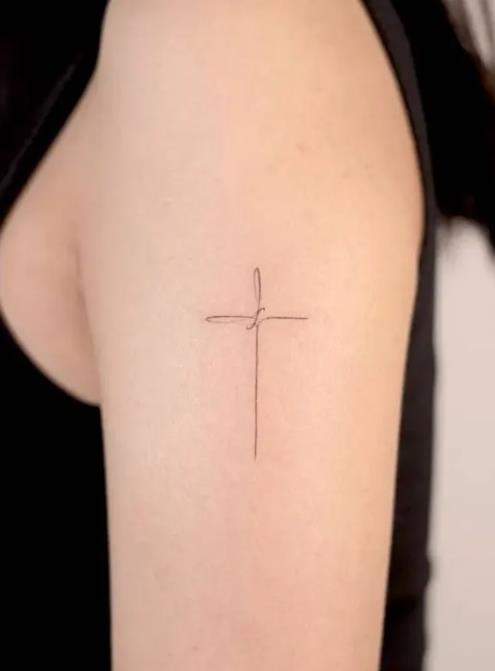 71. Tatouage Croix Simple Sur Le Bras Extérieur chanditrip