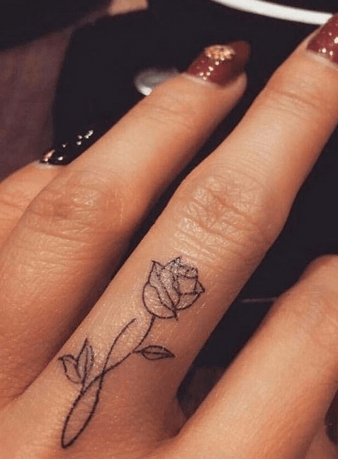 Tatouage rose doigt