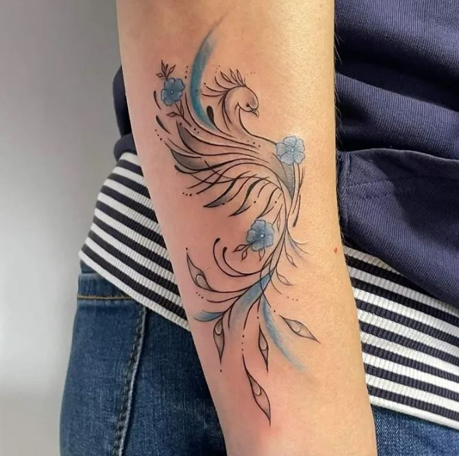 tatouage Phœnix Et Fleurs Bleues 