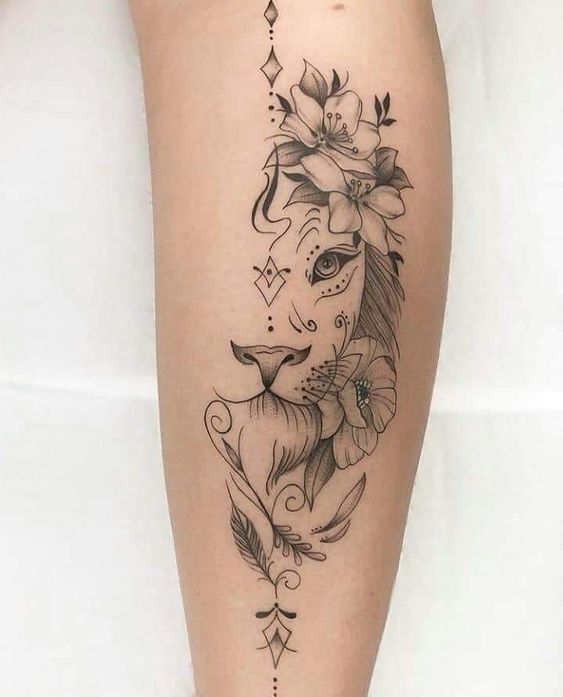 tatouage Lion, Fleur, Pendentifs Et Plumes