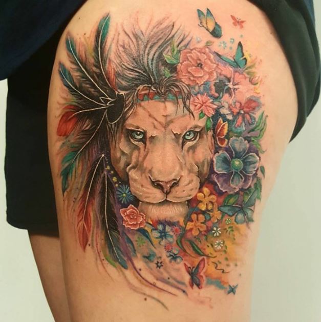 Tatouage Femme Lion à Plumes Et Fleurs