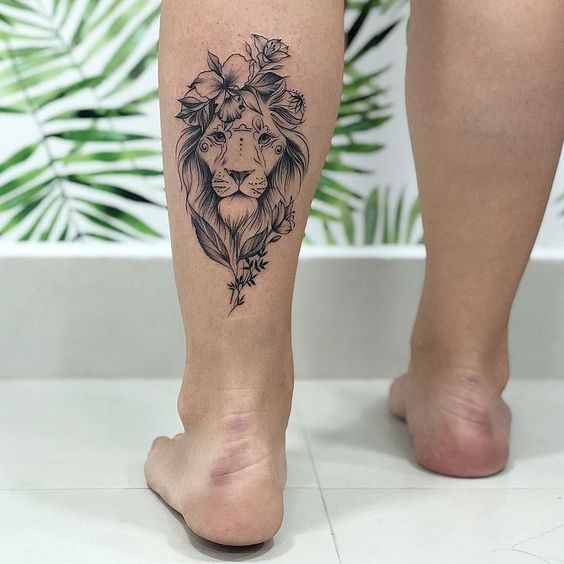 Lion, Feuilles Et Fleurs En Tattoo Sur La Jambe