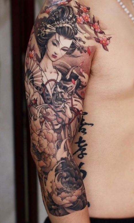  Femme Geisha Et Démon Oni En Tatouage Japonnais Sur Le Bras 