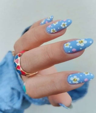 nail Art Fleur Sur Fond Bleu