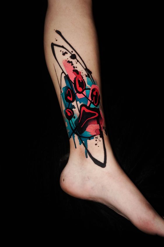 tatouage graphique Patte De Chien sur la cheville femme
