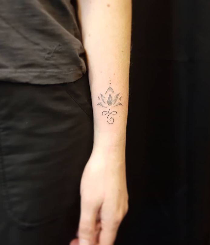 Tatouage Fleur De Lotus Minimaliste à L'estompe 