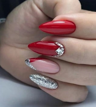 nail Art Diamants Et Rouge Profond