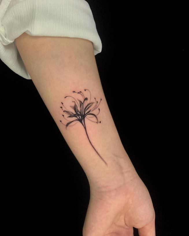 Tatouage Fleur Minimaliste Lycoris Noir 