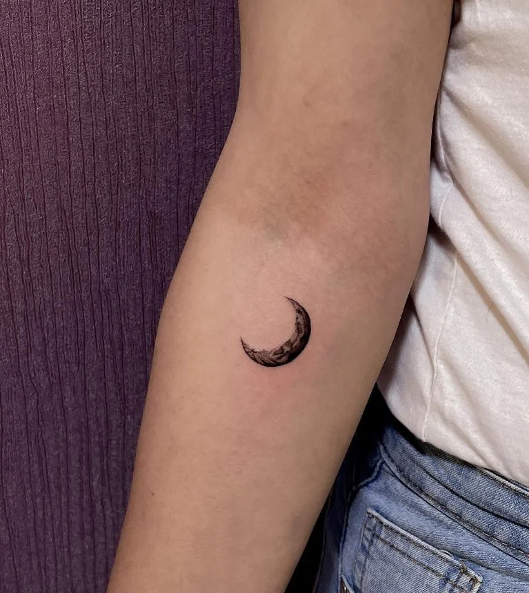 Tatouage de lune : 100 idées et inspirations photos