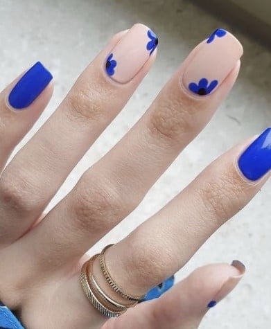 nail Art Bleu Avec Des Petites Fleurs