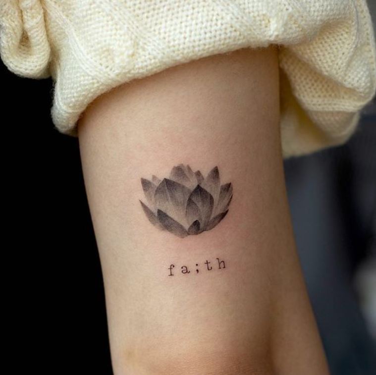 Tatouage Fleur De Lotus Minimaliste Et Mot Point Virgule 