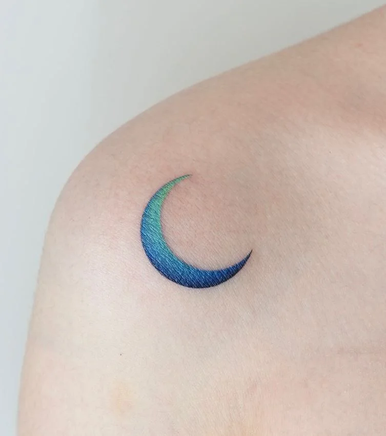 Tatouage de lune : 100 idées et inspirations photos