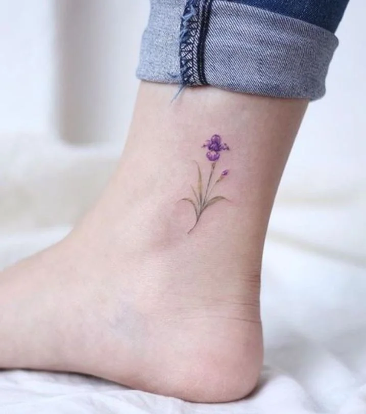 Tatouage fleur minimaliste 50 photos pour vous inspirer