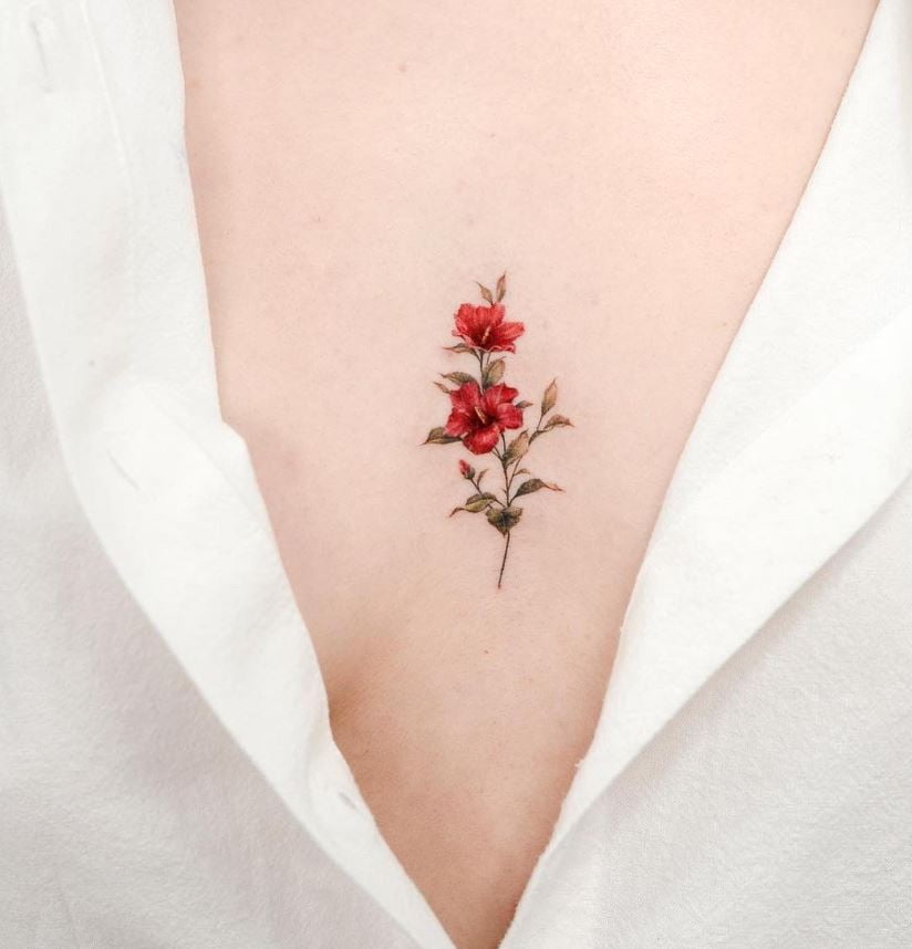 Tatouage Fleur Minimaliste Hibiscus Sur Le Sternum 