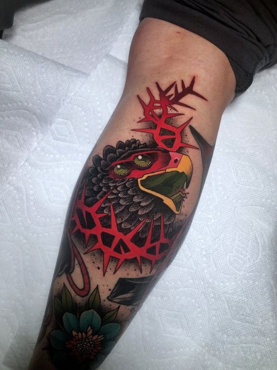 tatouage graphique aigle sur la jambe