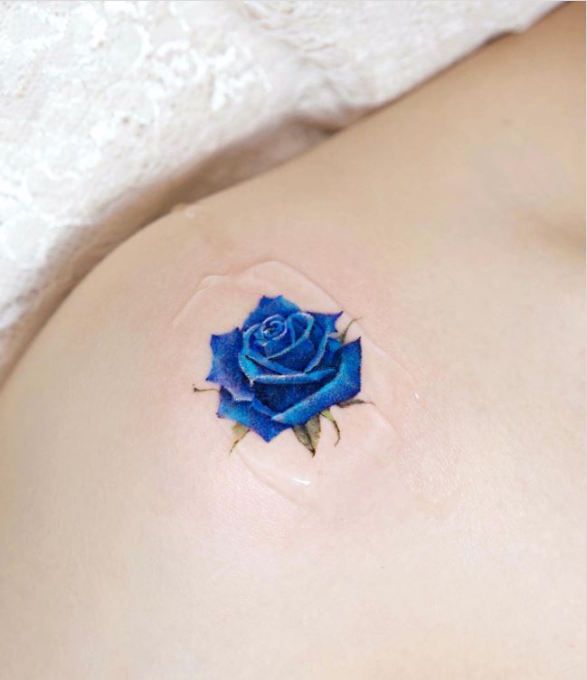 Tatouage Fleur Minimaliste Rose Bleu Sur L'épaule 