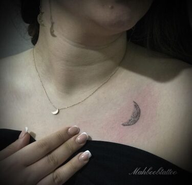 Tatouage Quartier De Lune Sur La Clavicule