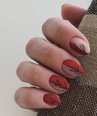 Nail art rouge à feuilles