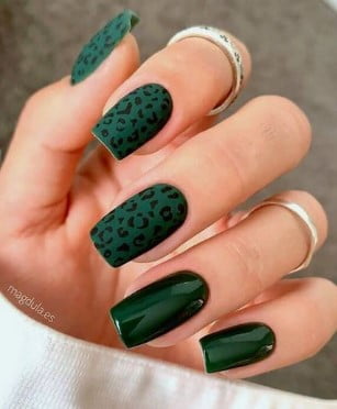 Nail art vert foncé avec motif léopard noir