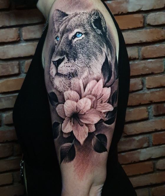 tatouage réaliste Lionne Et Fleurs 
