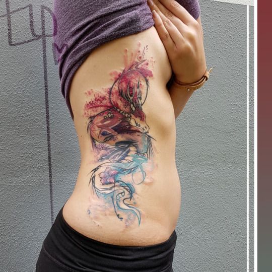tatouage graphique Dragon sur les cotes femme