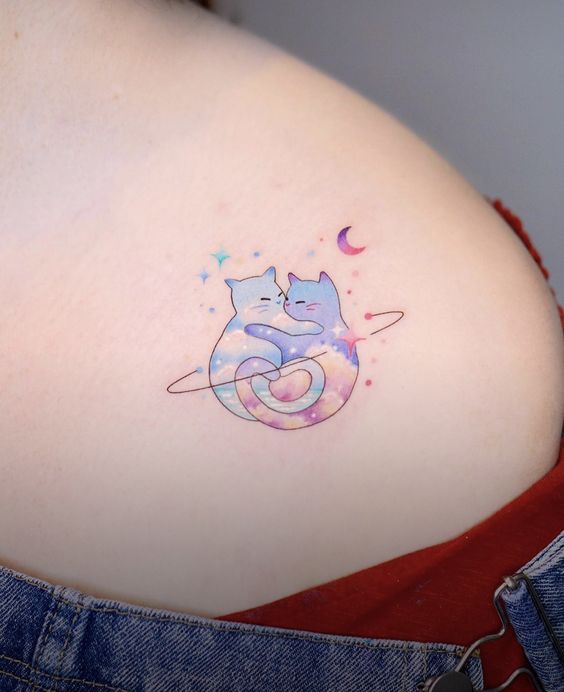 tatouage graphique chats sur l'epaule femme