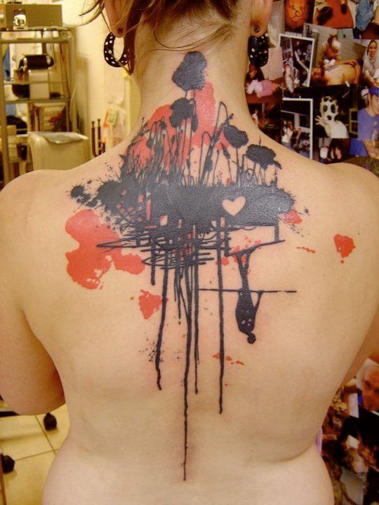 tatouage graphique Fleur & Coeur dans le dos femme