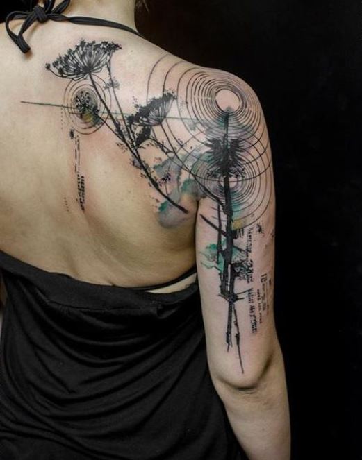 tatouage graphique Fleurs sur l'epaule femme