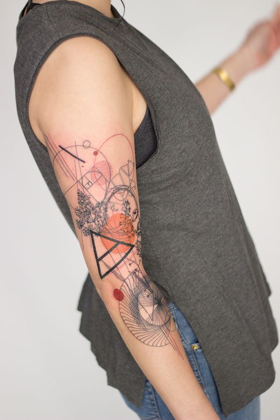 tatouage graphique Géométrique sur le bras femme