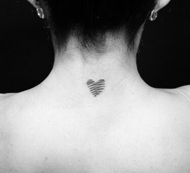 Tatouage Coeur Minimaliste Sur La Nuque