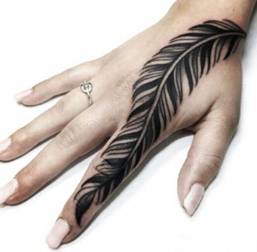 Tatouage Plume Noir Et Blanc Femme