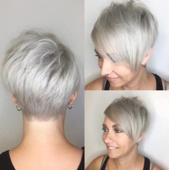 Visage rond coupe courte sur cheveux blond gris asymétrique
