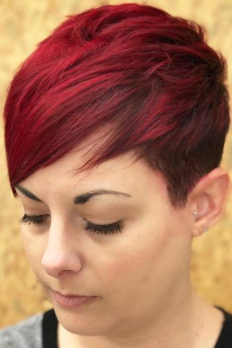 Visage rond coupe courte sur cheveux rouge avec grande frange
