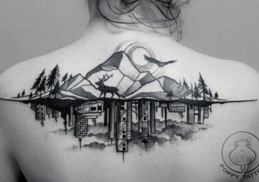 Tatouage Montagne Et Mileu Urbain Sur Le Dos