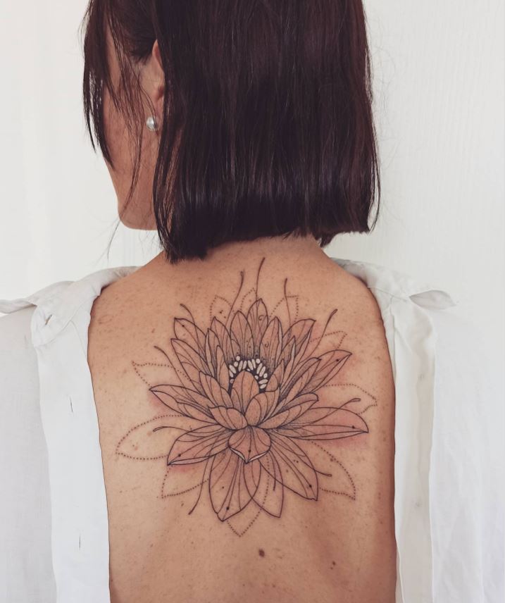 Tatouage Fleur De Lotus En Lignes Fines Et Dots