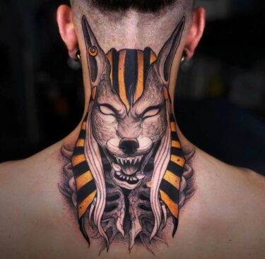 Tatouage égyptien Anubis Coloré Sur La Nuque