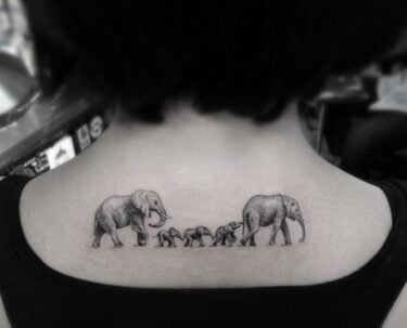 Tatouage Famille D'éléphants Sur Le Dos