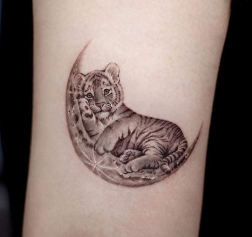 Tatouage Bébé Tigre Et Croissant De Lune 