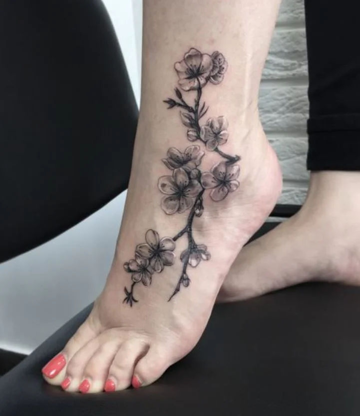 Tatouage fleur de cerisier 50 photos et inspirations tattoo 2024