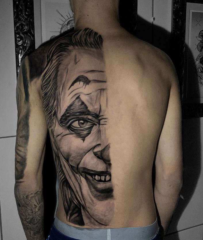 Tatouage Demi Visage Gris Du Joker 