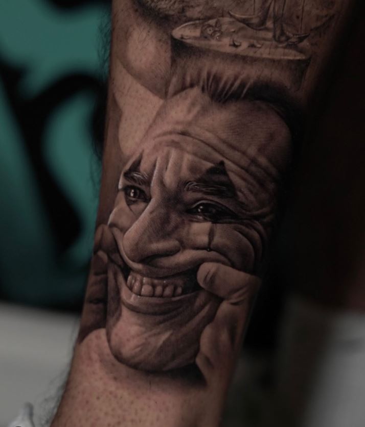 Tatouage Joker Et Son Sourire Forcé 