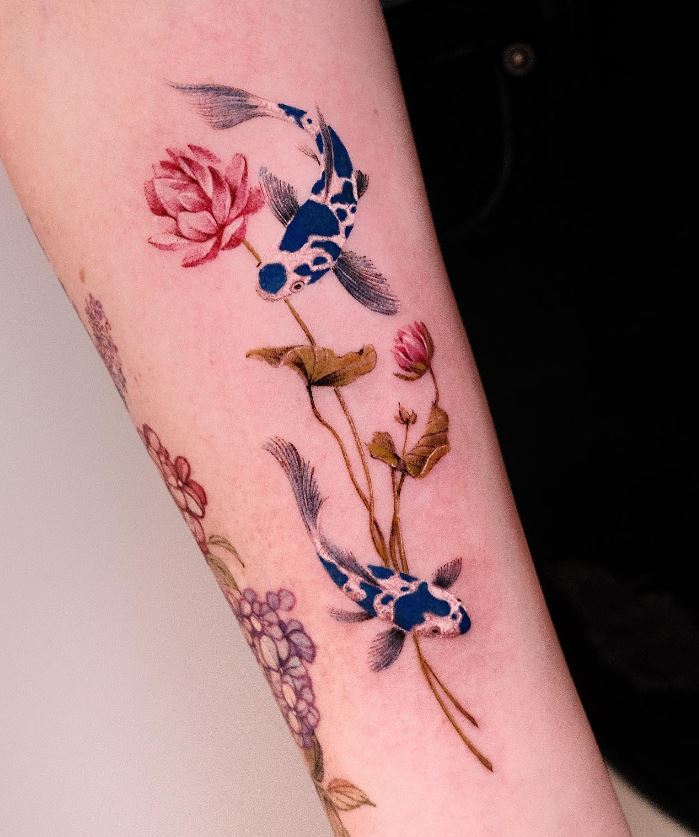 Tatouage Carpe Koï Bleue Et Fleurs De Lotus 