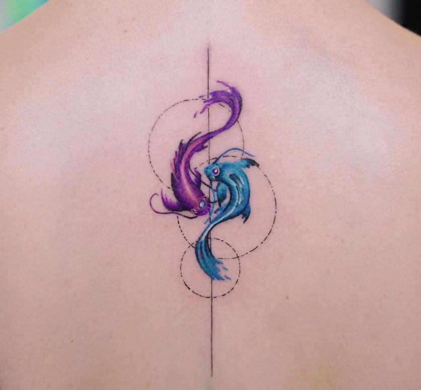 Tatouage Carpe Koï Bleu Et Violet Géométrique 