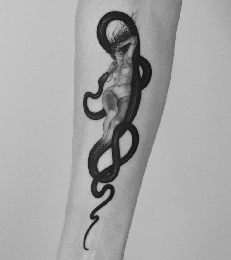 Tatouage Avant Bras Homme Femme Nue Et Serpent 