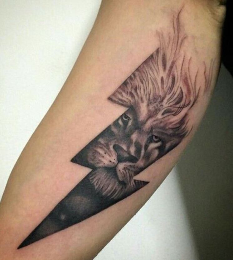 Tatouage éclair Et Tête De Lion 