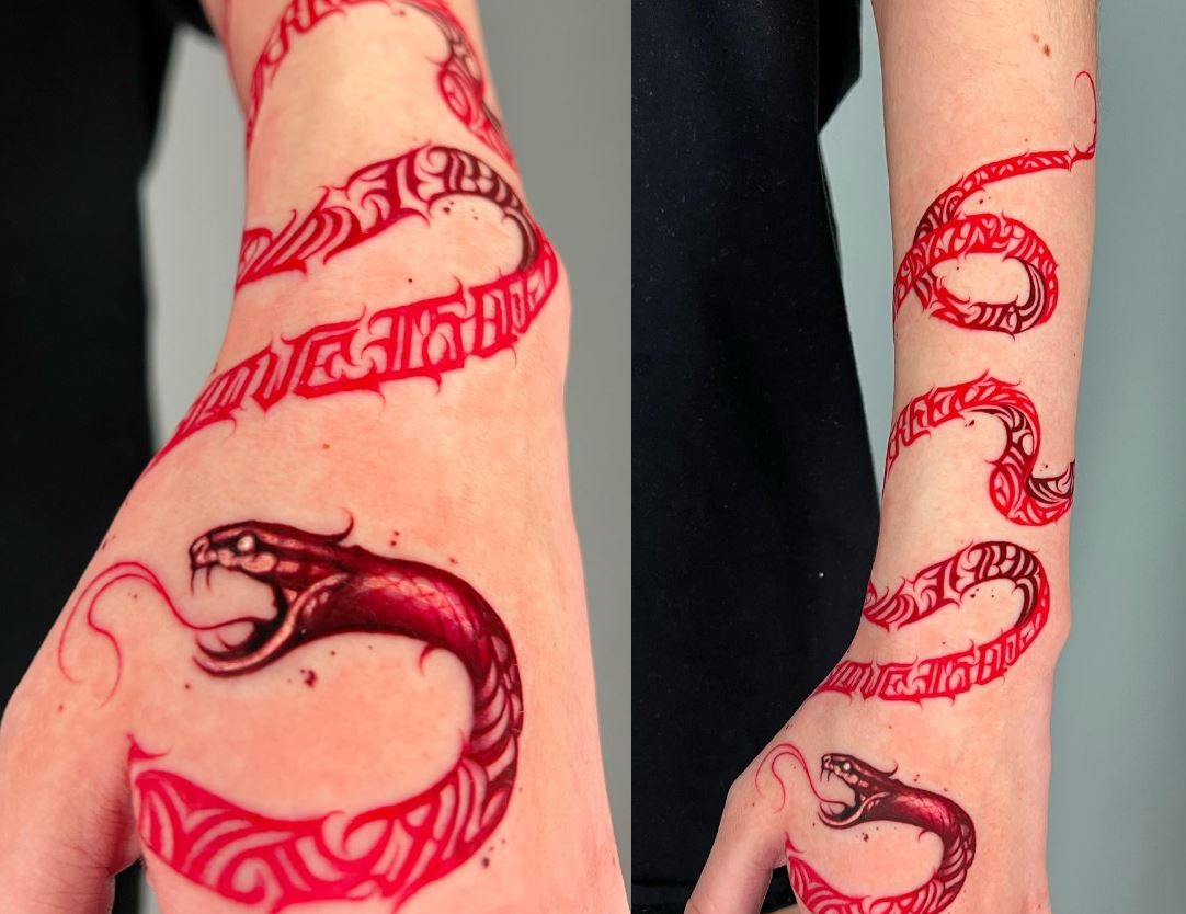 Tatouage Serpent Rouge Sur La Main D'un Homme 