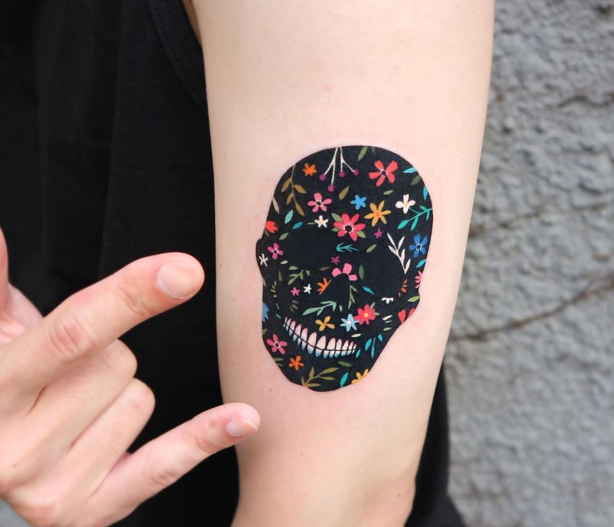 Tatouage Tête De Mort Et Petites Fleurs 